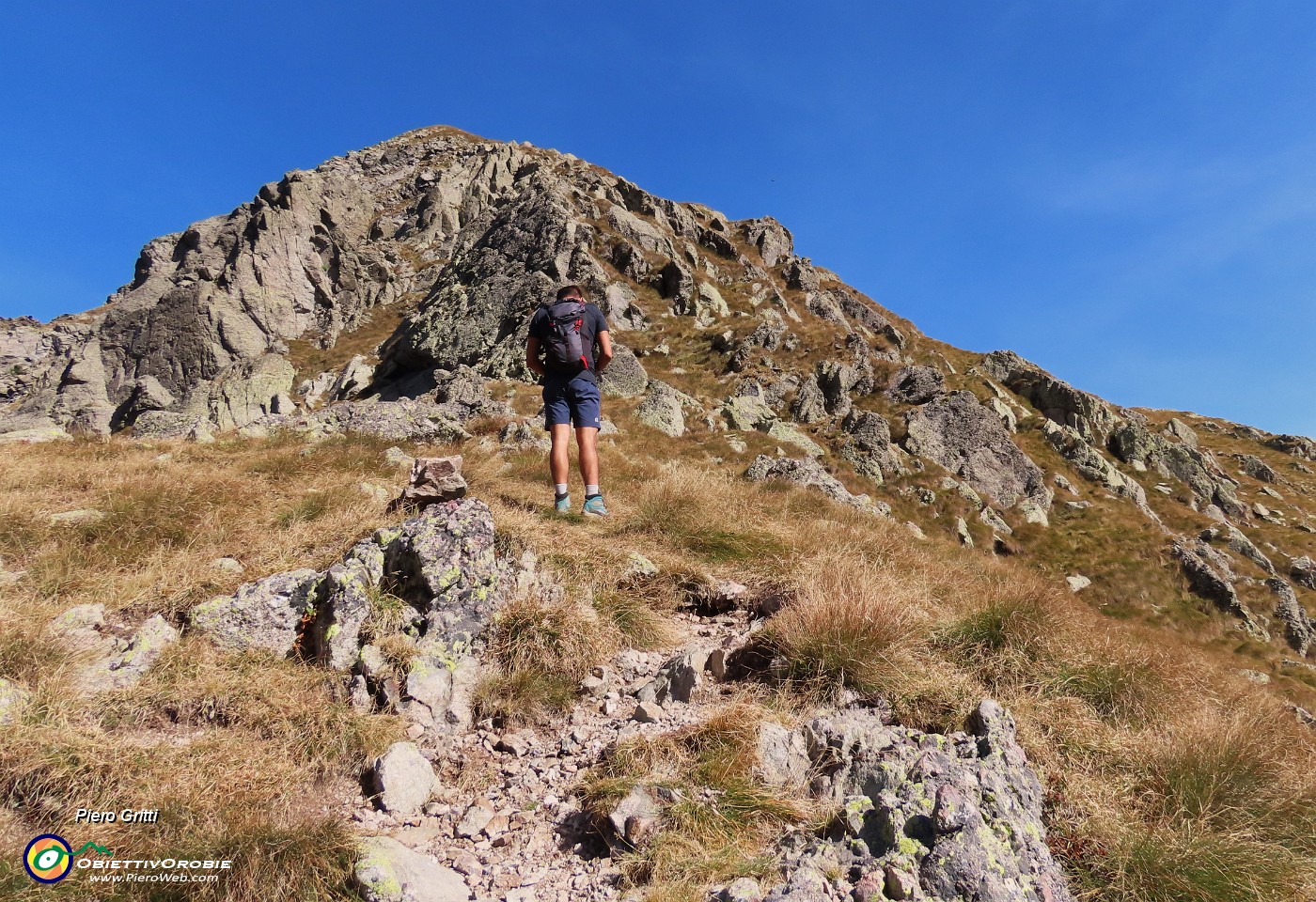 28 Prendiamo a dx traccia-sentierino (non segnalato) per Cima di Val Pianella.JPG